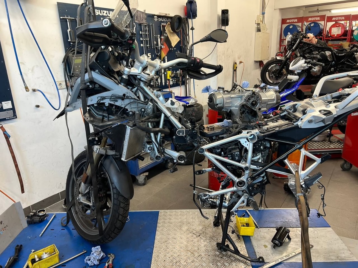 Zerlegte BMW GS auf der Hebebühne während der Getriebearbeiten