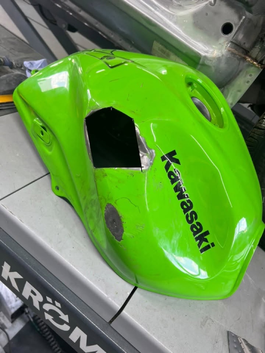 Geöffnete Schadstelle am Kawasaki-Tank vor dem Einsetzen des Blechs