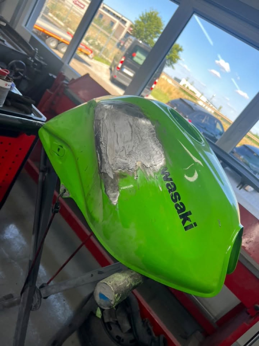 Kawasaki-Tank mit bearbeiteter und verzinnter Reparaturstelle