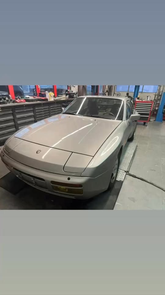 Porsche 944 in der Werkstatt von Schäfer’s Car & Bike