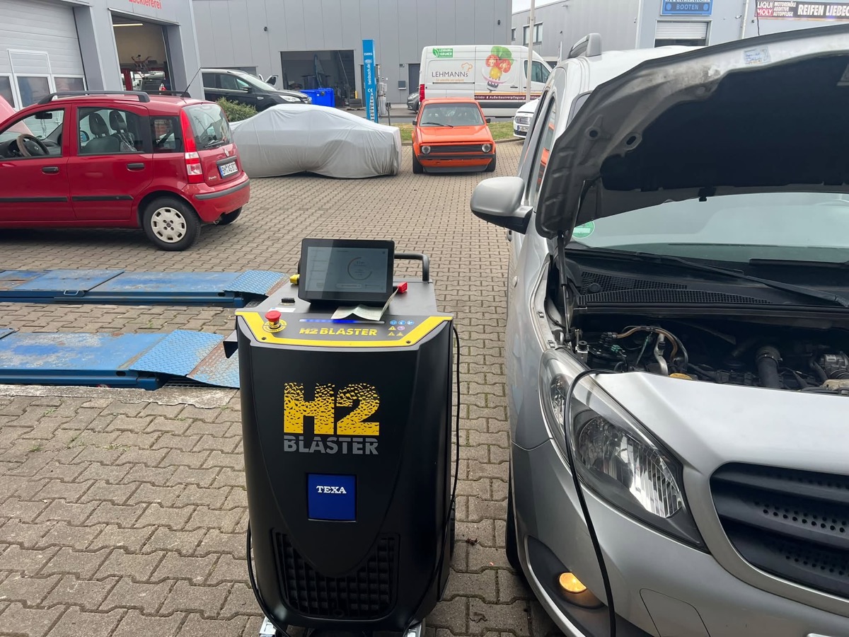 TEXA H2 Blaster neben einem Fahrzeug mit geöffneter Motorhaube